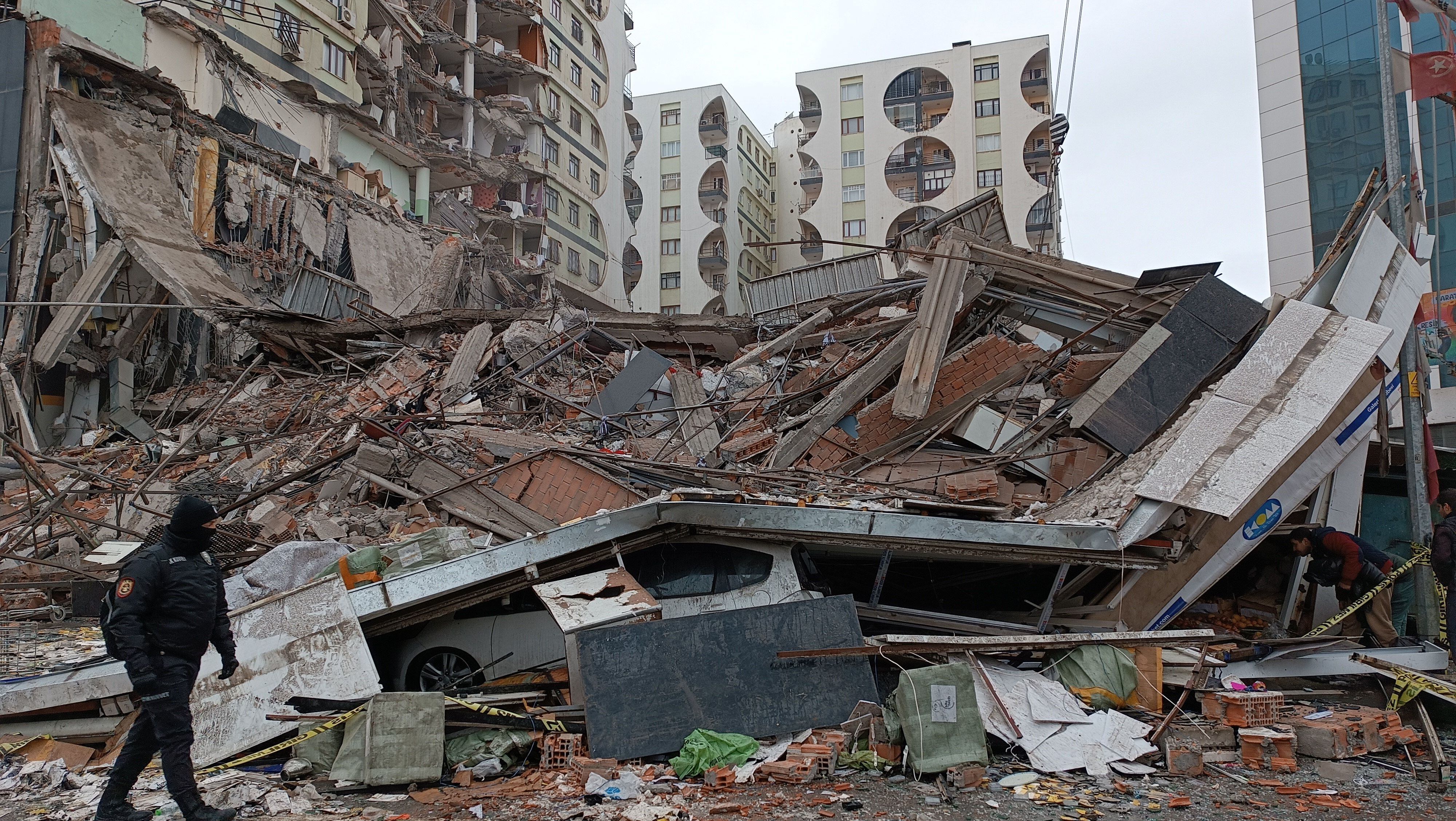 Miembros de los equipos de rescate trabajan este lunes en los escombros de un edificio derrumbado por el terremoto en Diyarbakir, en el sureste de Turquía.