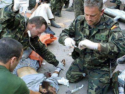 Militares españoles en misión humanitaria de la OTAN en Pakistán.