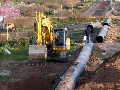 Trabajos de construcción de las nuevas canalizaciones entre el Llobregat, en Sant Joan D'Espí y Nou Barris