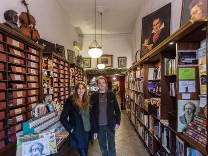 Àngels y Jaume, propietarios de la tienda Beethoven de la Rambla.