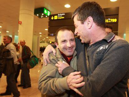 &Oacute;scar S&aacute;nchez a su llegada al aeropuerto de Barcelona desde Italia. 