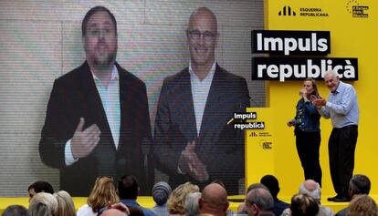 El president d'ERC, Oriol Junqueras, i el senador electe Raül Romeva, amb l'alcaldable per Barcelona Ernest Maragall i l'alcaldessa de Sant Vicent dels Horts, Mayte Aymerich.