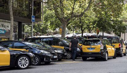 Acumulació de taxis a la cruïlla dels carrers Diputació amb Rambla de Catalunya.