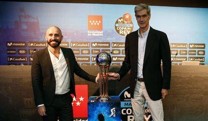 El presidente de la ACB, Antonio Martín, y el consejero de la CAM Jaime de los Santos en la presentación de la campaña de abonos de la Copa