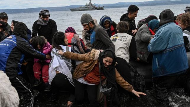 54 refugiados afganos, procedentes de Turquía, desembarcando este viernes en la isla griega de Lesbos. En vídeo, Turquía abre la frontera para que los refugiados sirios entren en Europa.