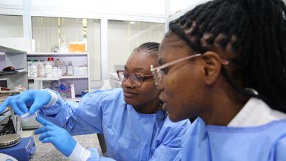 Investigadoras del Centro Africano de Excelencia para la Genómica de Enfermedades Infecciosas, en Ede (Nigeria).