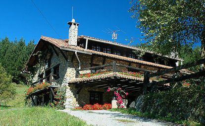 Exterior de la casa rural vizcaína Txopebenta.