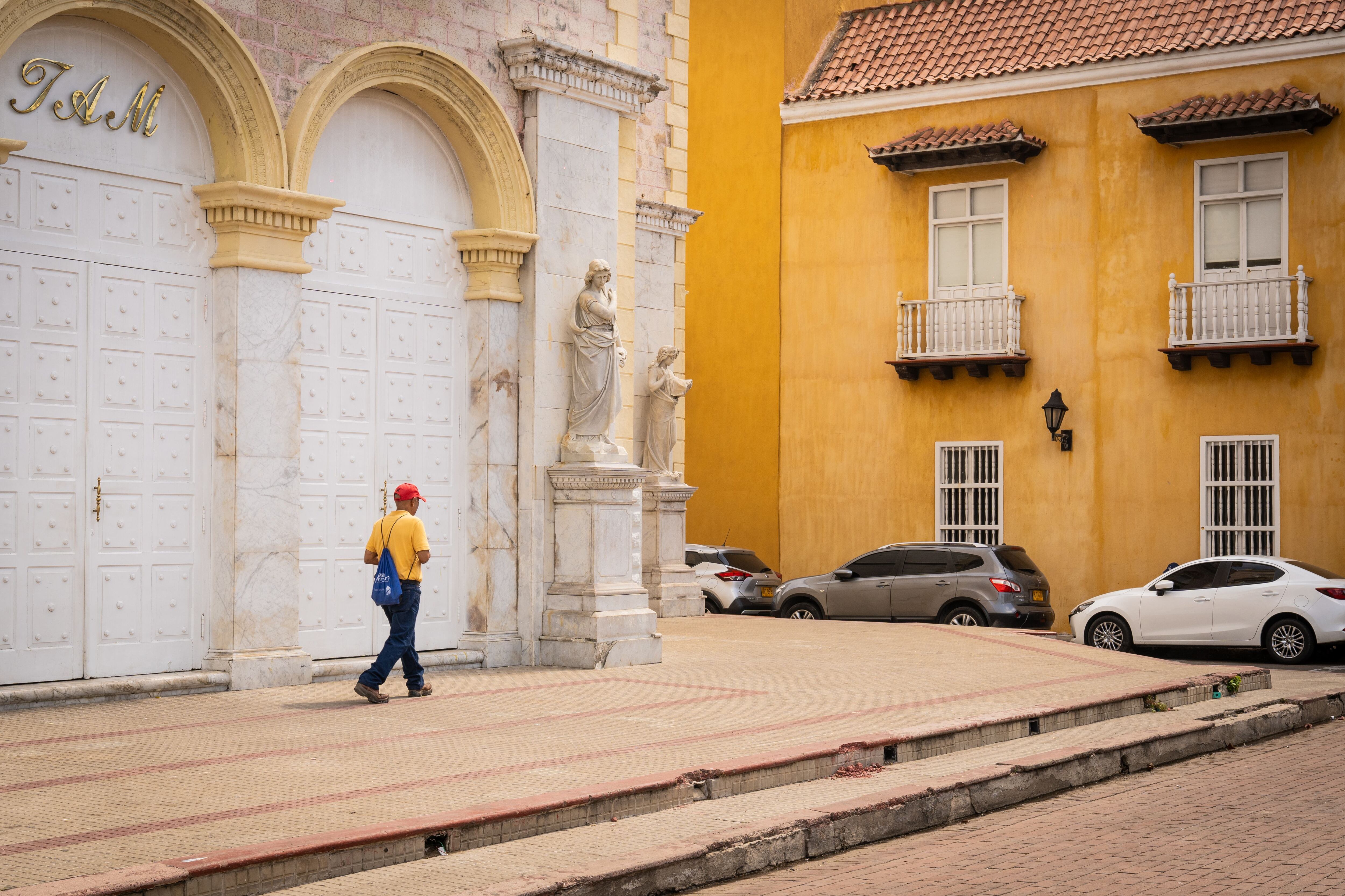 Un hombre camina en el exterior de el Teatro Heredia, en Cartagena.