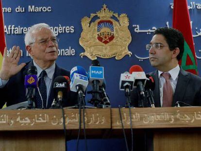 El ministro Josep Borrell (izquierda) con su homólogo marroquí, Nasser Bourita, en Rabat.