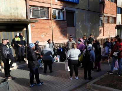 Desahucio de una familia en el barrio de Ciutat Meridiana de Barcelona, en enero pasado. Habían ocupado una vivienda después de que les echaran de otro piso al no poder pagar el alquiler.