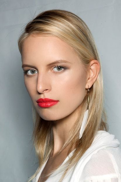 Los labios en color coral, como en el desfile de Dior, son definitivamente un imprescindible del verano. Una opción es dejándolos como únicos protagonistas del maquillaje, dejando el resto del rostro natural.