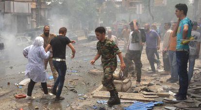 Fuerzas de seguridad sirias durante la evacuaci&oacute;n del personal m&eacute;dico despu&eacute;s del bombardeo al hospital Al Dabit, de Alepo. 