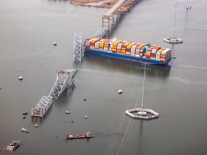 Vista del puente Francis Scott Key derrumbado por el impacto del carguero 'Dali' contra uno de sus pilares en Baltimore (Maryland, Estados Unidos).