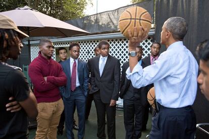 Obama charla con un grupo de estudiantes que visitan la Casa Blanca, en octubre de 2014.