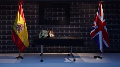 Libro de condolencias e imagen de la reina Isabel II, en la Embajada de Reino Unido en Madrid, este 9 de septiembre de 2022.