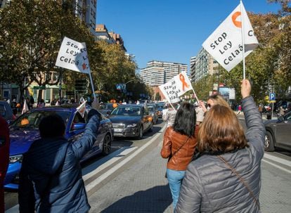 Cientos de vehículos han participado por las calles de Zaragoza en la manifestación convocada por la plataforma Mas plurales.