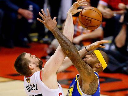 Gasol y Cousins, en una acción del quinto partido de la final.