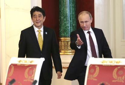 El presidente ruso, Vladímir Putin, junto al entonces primer ministro japonés, Shinzo Abe, en Moscú en abril de 2013.