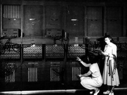 Dos mujeres operando el computador ENIAC en 1946