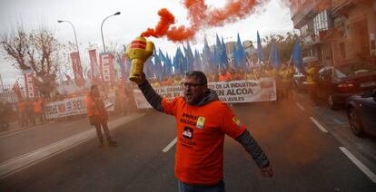 Trabadores de Alcoa en una manifestación de 2019 contra el cierre de las plantas en La Coruña y Avilés.