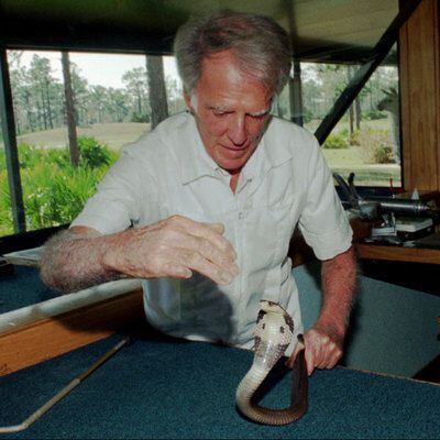 Bill Haast juega con una cobra, en una imagen de 1996.