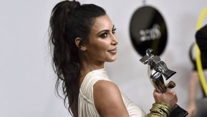 Kim Kardashian, con el premio de la CFDA Fashion Awards.