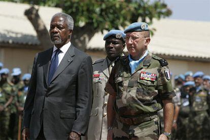El secretario general de la ONU, Kofi Annan, y el máximo responsable de la FINUL, el general francés Alain Pellegrini, en Naqura.