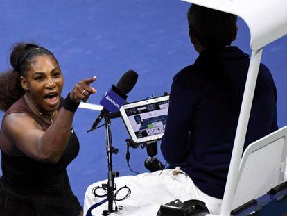 Serena Williams increpa al árbitro durante la final.