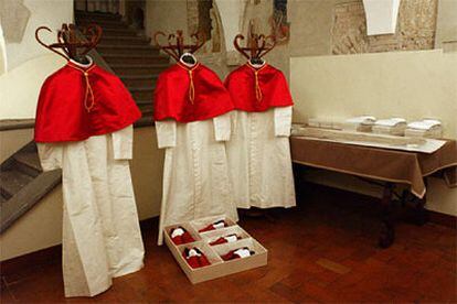 Las vestimentas del nuevo Papa, en tres tallas diferentes para prever cualquier posibilidad, puesto que, una vez elegido, deberá vestir estos ropajes y aparecer en el balcón de la Basílica de San Pedro para dar la bendición <i>Urbi et orbi</i>.