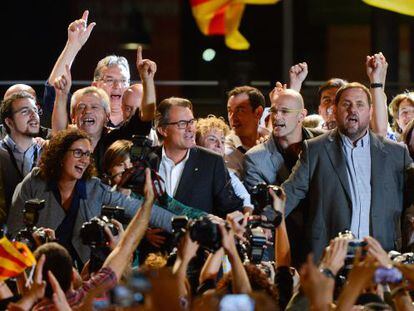 Artur Mas, Raül Romeva y Oriol Junqueras, celebrando la noche del 27-S el triunfo de Junts pel Sí.