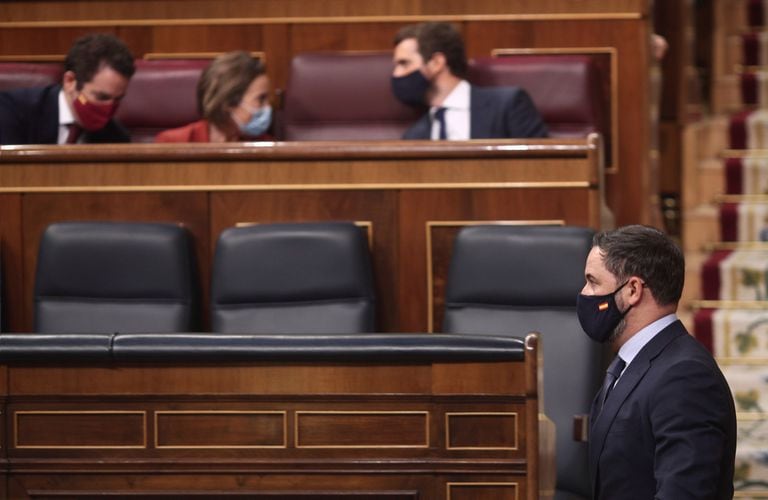 Santiago Abascal pasa por delate de los escaños del PP (de izquierda a derecha, el secretario general Teodoro García, la portavoz Cuca Gamarra y el presidente Pablo Casado) durante el debate de la moción de censura.