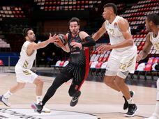 Campazzo y Tavares tratan de frenar a Moraschini.