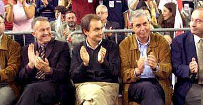 José Luis Rodríguez Zapatero y Emilio Pérez Touriño, durante el mitin de cierre de campaña en A Coruña.