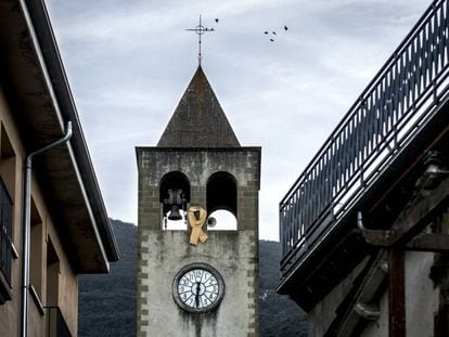 Llaç groc penjat a la parròquia de Sant Cristòfol de les Planes d'Hostoles.