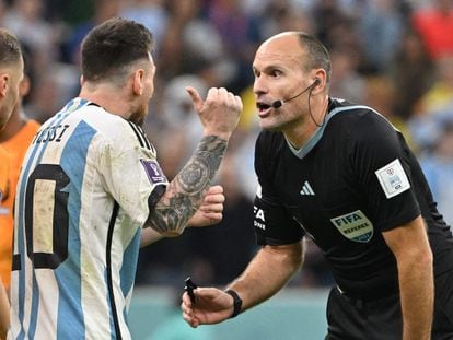 Messi discute con Mateu Lahoz durante el partido.