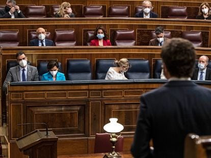 Pedro Sánchez escucha la intervención de Pablo Casado, durante el pleno del Congreso de los Diputados de este miércoles.