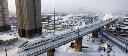 Un tren cubre la ruta entre Changchun y Jilin (China). 