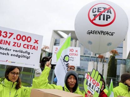 Protesta contra los acuerdos comerciales con EE UU y Canad&aacute; el pasado mi&eacute;rcoles 12 frente a la Canciller&iacute;a, en Berl&iacute;n. 