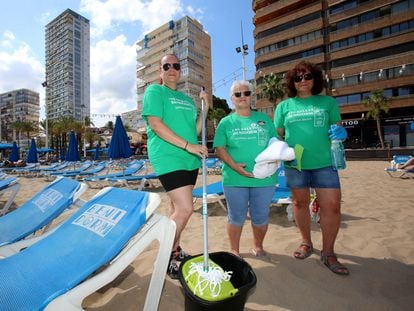 Varias camareras de piso en Benidorm. De izquierda a derecha, Mari Carmen Fuentes, Adoración Vázquez  y Yolanda García.