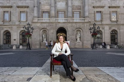 Carina Mejías, a la plaça Sant Jaume amb l'Ajuntament de fons.