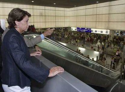La ministra de Fomento, Magdalena Álvarez, en el aeropuerto de El Prat, en el pasado mes de agosto.