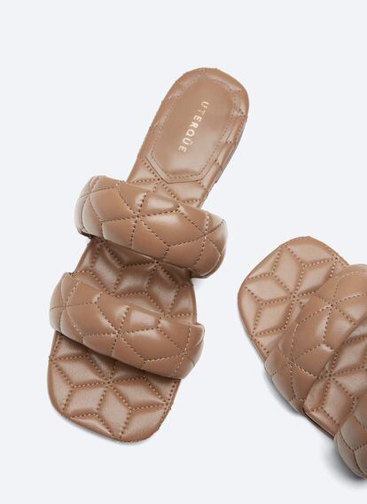 Aquí tienes la sandalia todoterreno que salvará tus looks de verano: en color beige, con textura y planas para llevarlas a todas horas. Son de Uterqüe. 79€