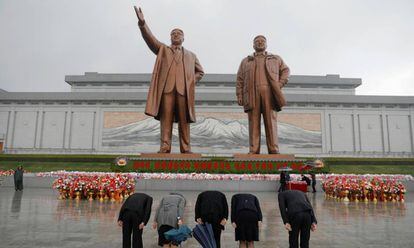 Ciudadanos norcoreanos rinden honores ante las estatuas de Kim Il Sung y Kim Jong Il, este viernes en Pyongyang.