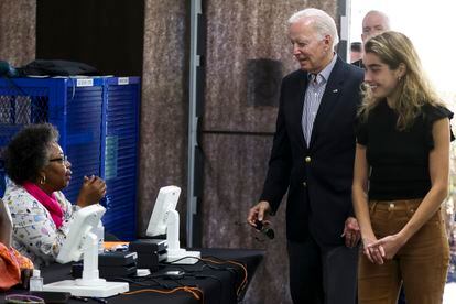 Der Präsident der Vereinigten Staaten, Joe Biden, geht vorab mit seiner Enkelin Natalie Biden in sein Wahllokal in Wilmington im US-Bundesstaat Delaware.