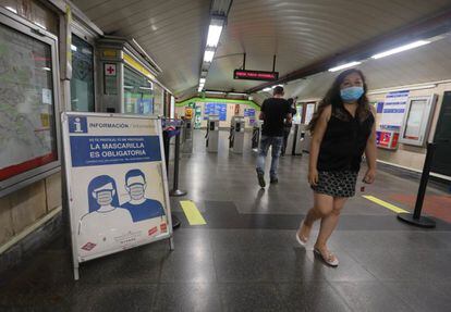 Cartel informativo en el Metro de Madrid que obliga al uso de mascarillas.