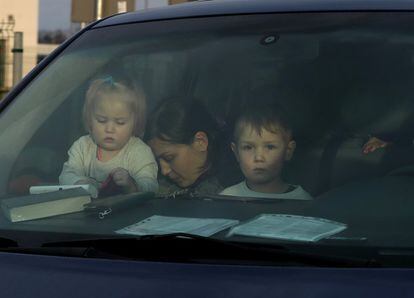 Una familia cruza la frontera de Ucrania con Polonia por el paso de Zosin, este viernes.