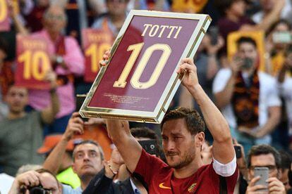Francesco Totti, emocionado durante su despedida en el estadio de la Roma.