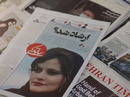 Un periódico iraní muestra en su portada una imagen de Masha Amini.