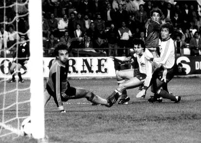 Rincón marca durante el partido entre España y Malta de 1983, en el Benito Villamarín de Sevilla.