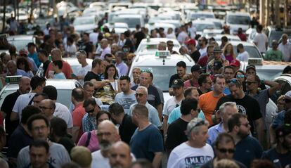 Taxistes al passeig de Gràcia de Barcelona, diumenge.